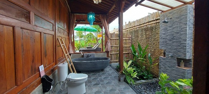 outdoor bathroom